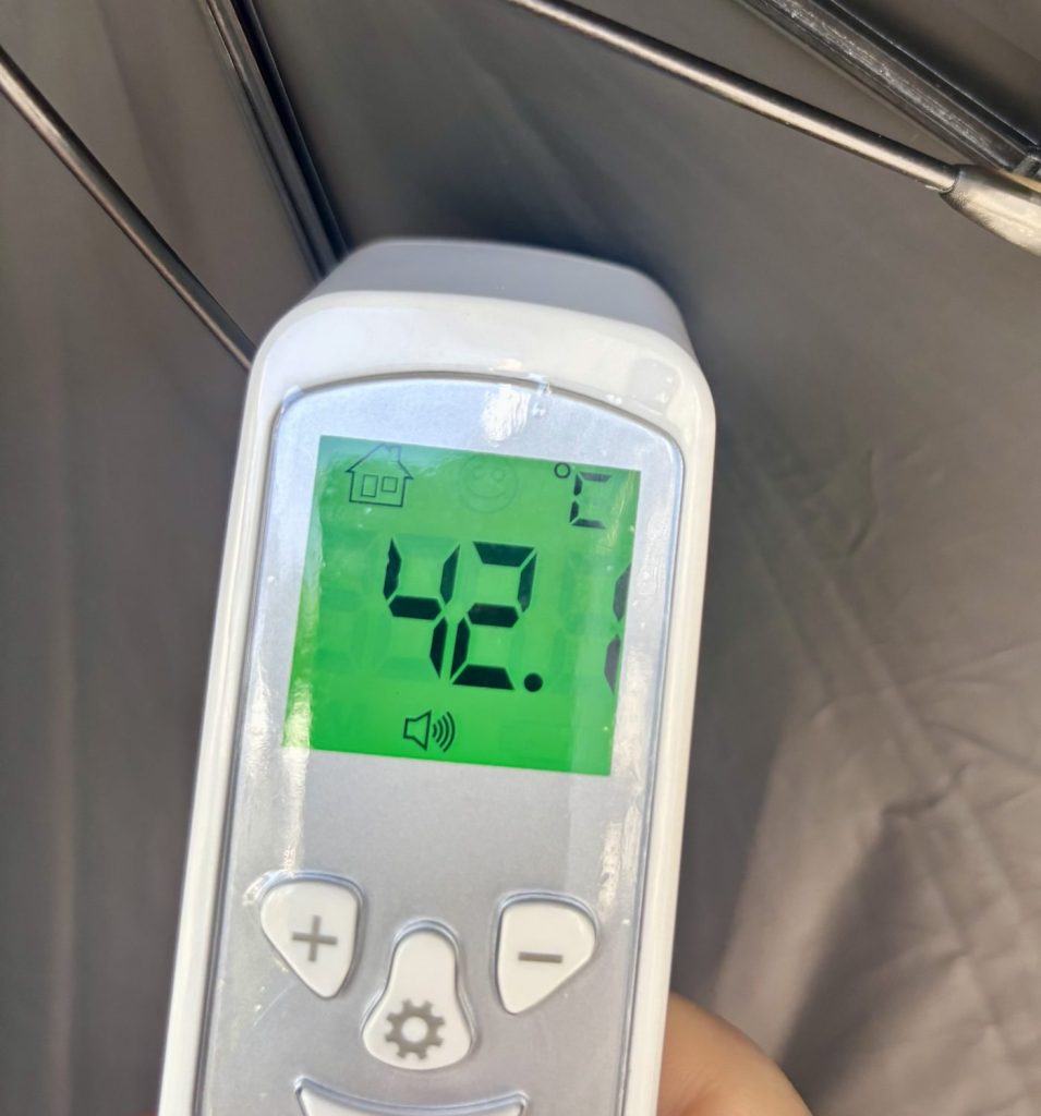 遮夏傘の内側を放射温度計で測定(42℃前後)