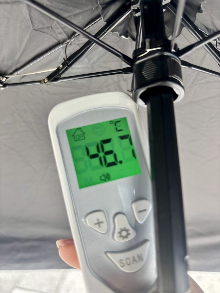 700円の傘の内側を放射温度計で測定(46.7℃)